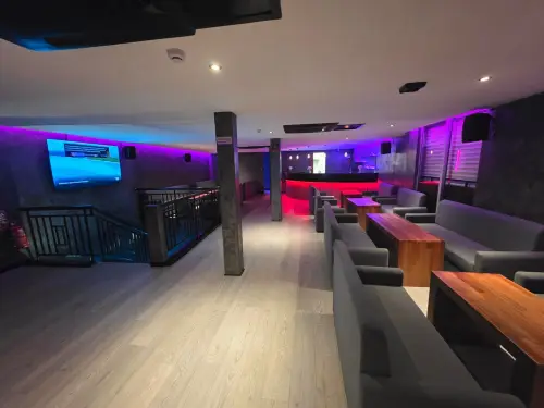 Restaurant and pub business with five studios — Grand Baie