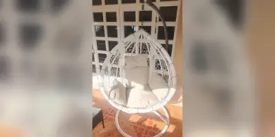Fauteuil suspendu œuf blanc avec support et coussins