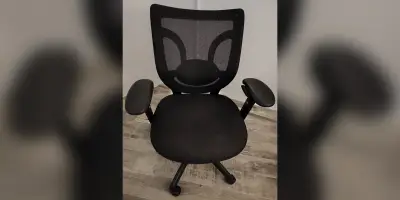 Ergonomischer Bürostuhl mit schwarzem Netzbezug